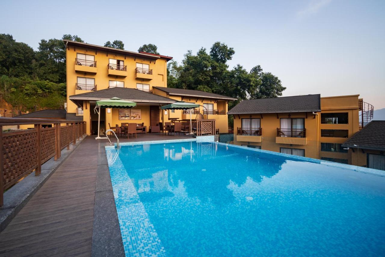 Bar Peepal Resort Pókhara Exteriér fotografie The swimming pool at the resort