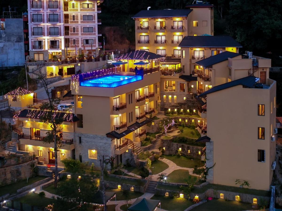 Bar Peepal Resort Pókhara Exteriér fotografie The hotel at night