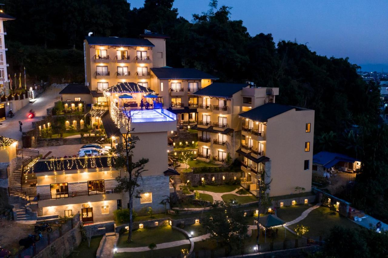 Bar Peepal Resort Pókhara Exteriér fotografie The resort at night