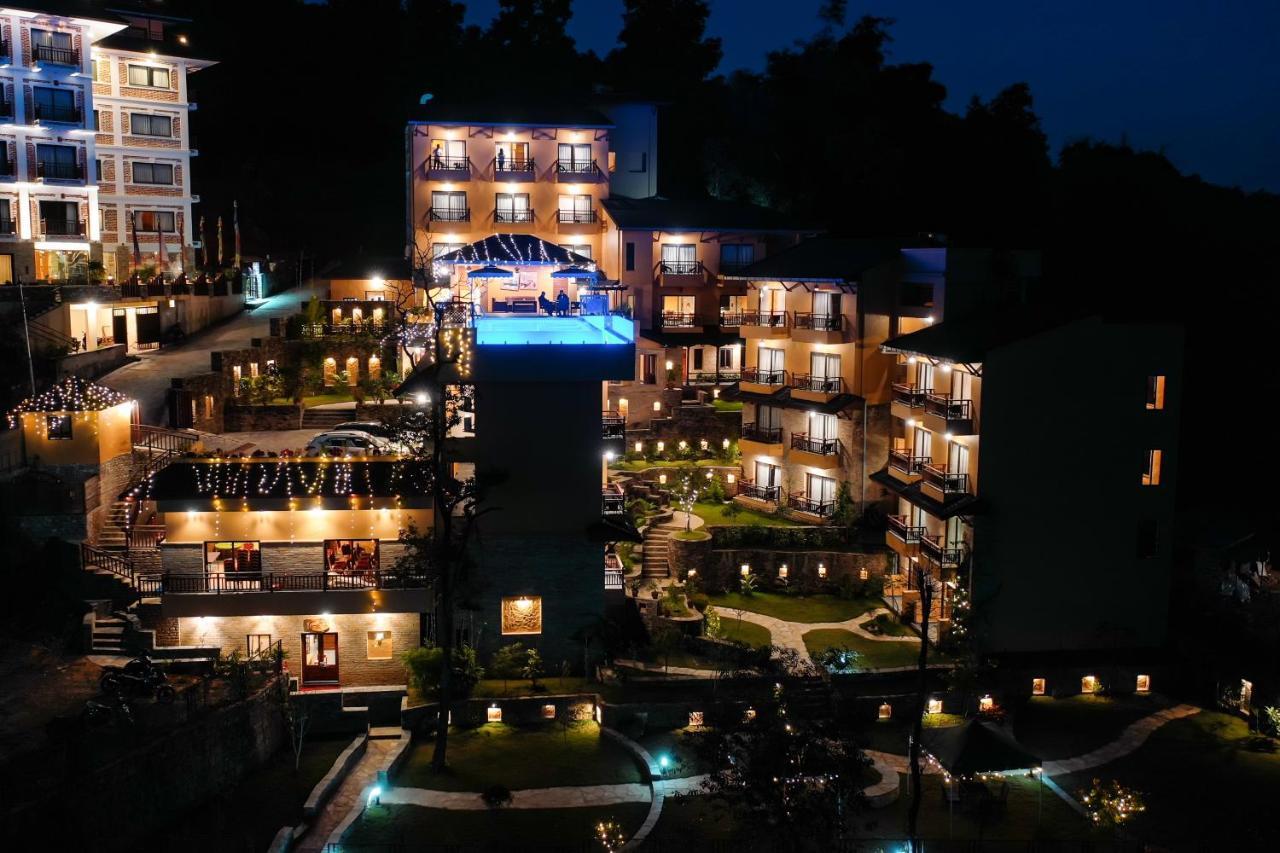 Bar Peepal Resort Pókhara Exteriér fotografie The resort at night
