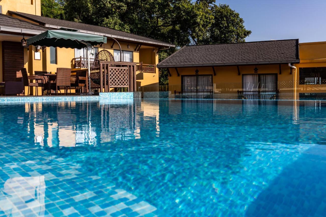Bar Peepal Resort Pókhara Exteriér fotografie The swimming pool at the hotel