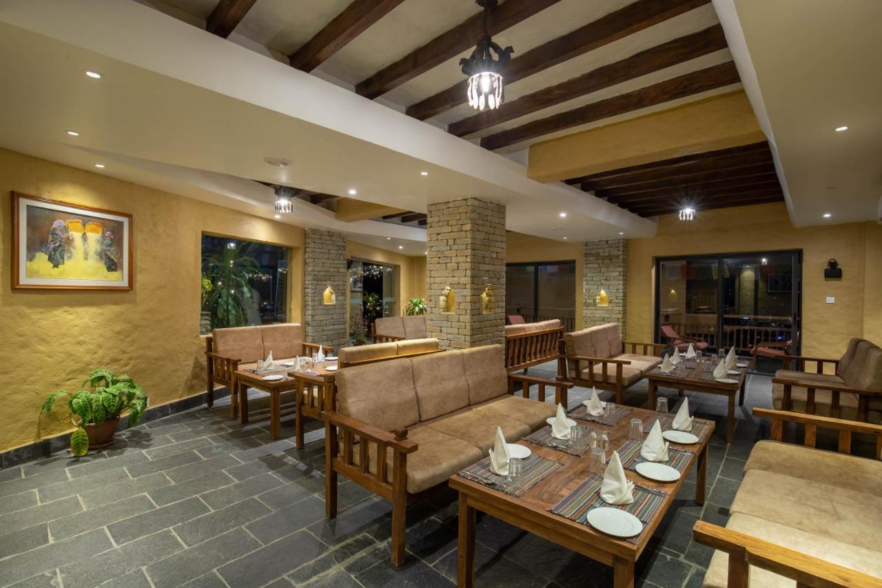 Bar Peepal Resort Pókhara Exteriér fotografie The restaurant at the resort