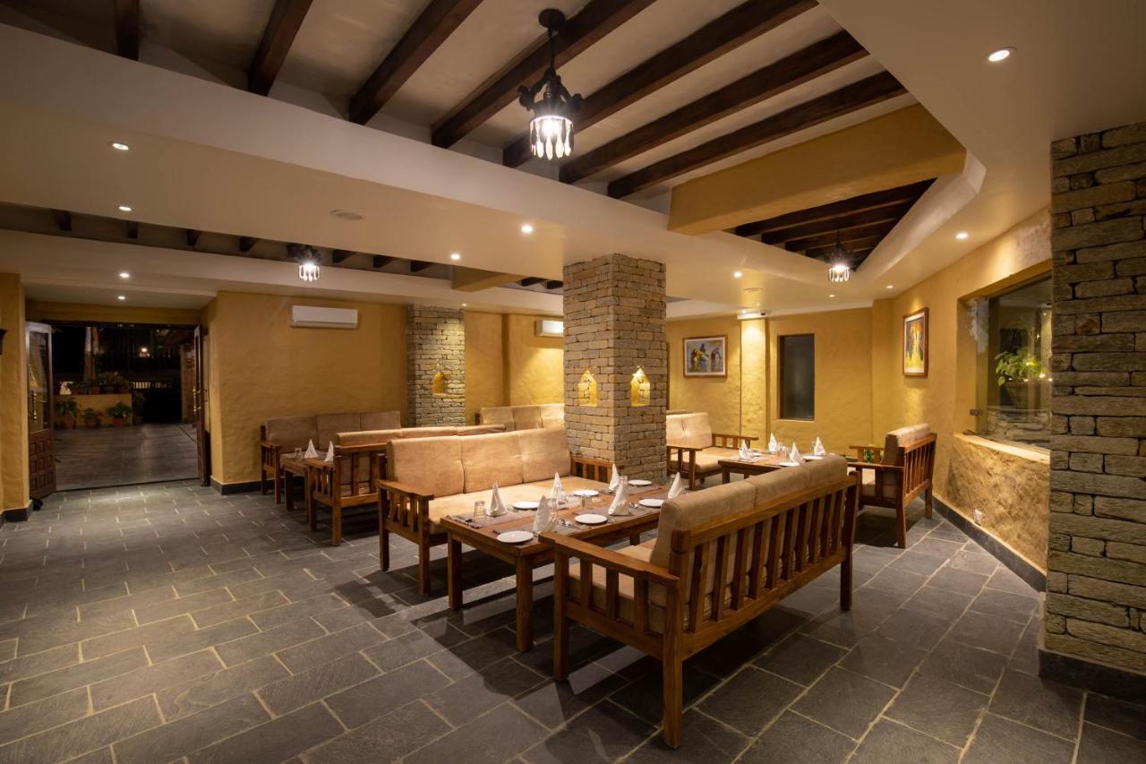 Bar Peepal Resort Pókhara Exteriér fotografie The restaurant at the resort