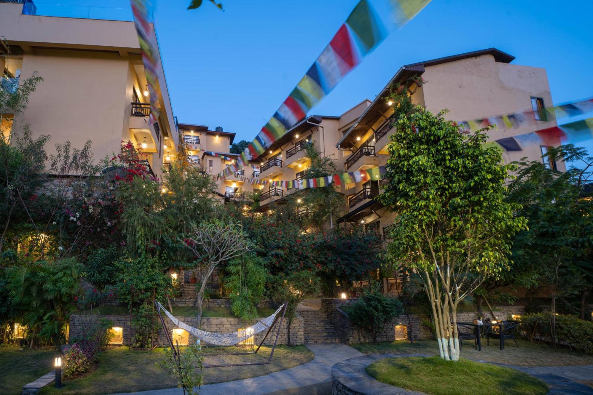 Bar Peepal Resort Pókhara Exteriér fotografie The hotel at night