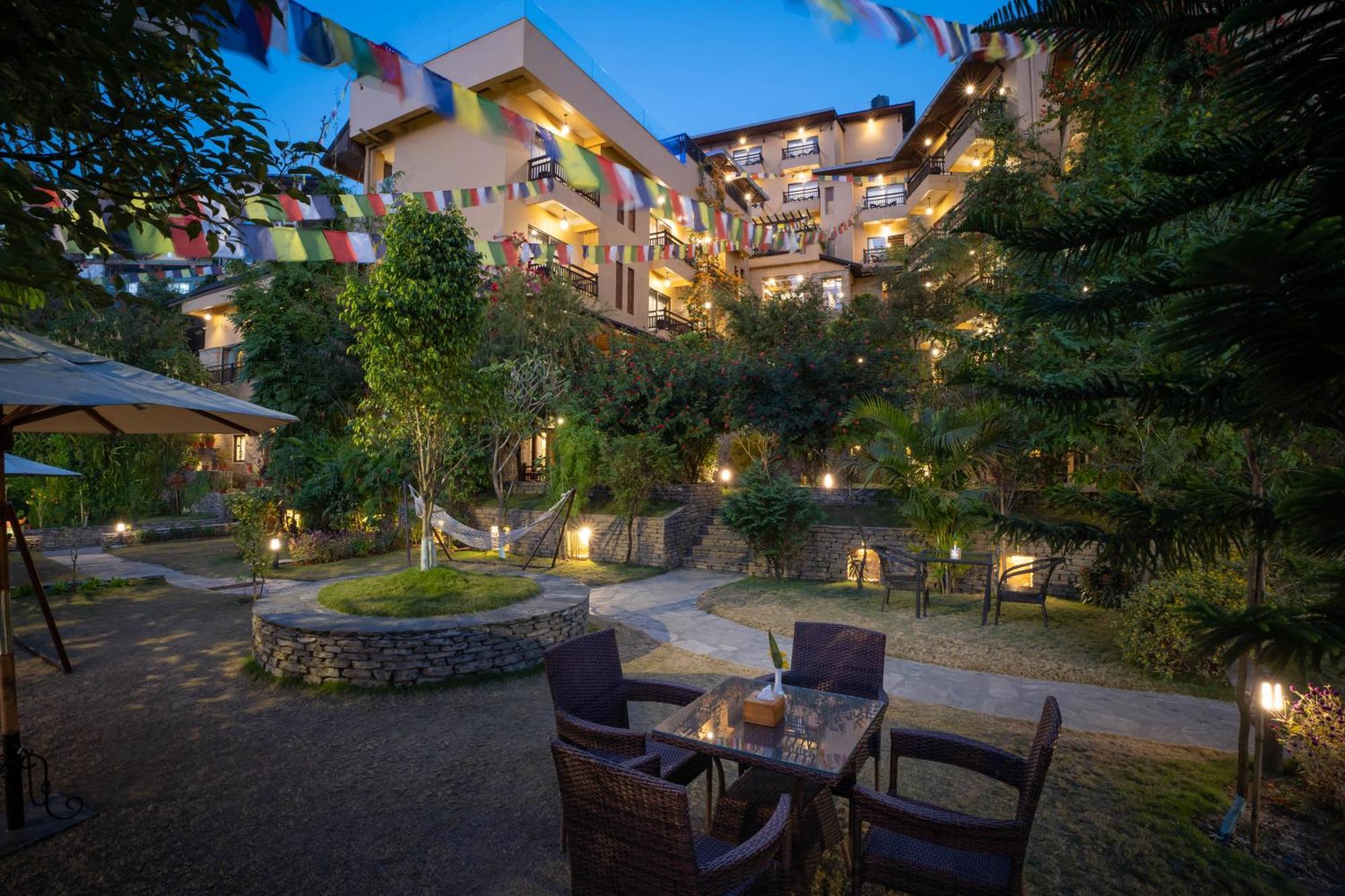 Bar Peepal Resort Pókhara Exteriér fotografie The hotel's courtyard