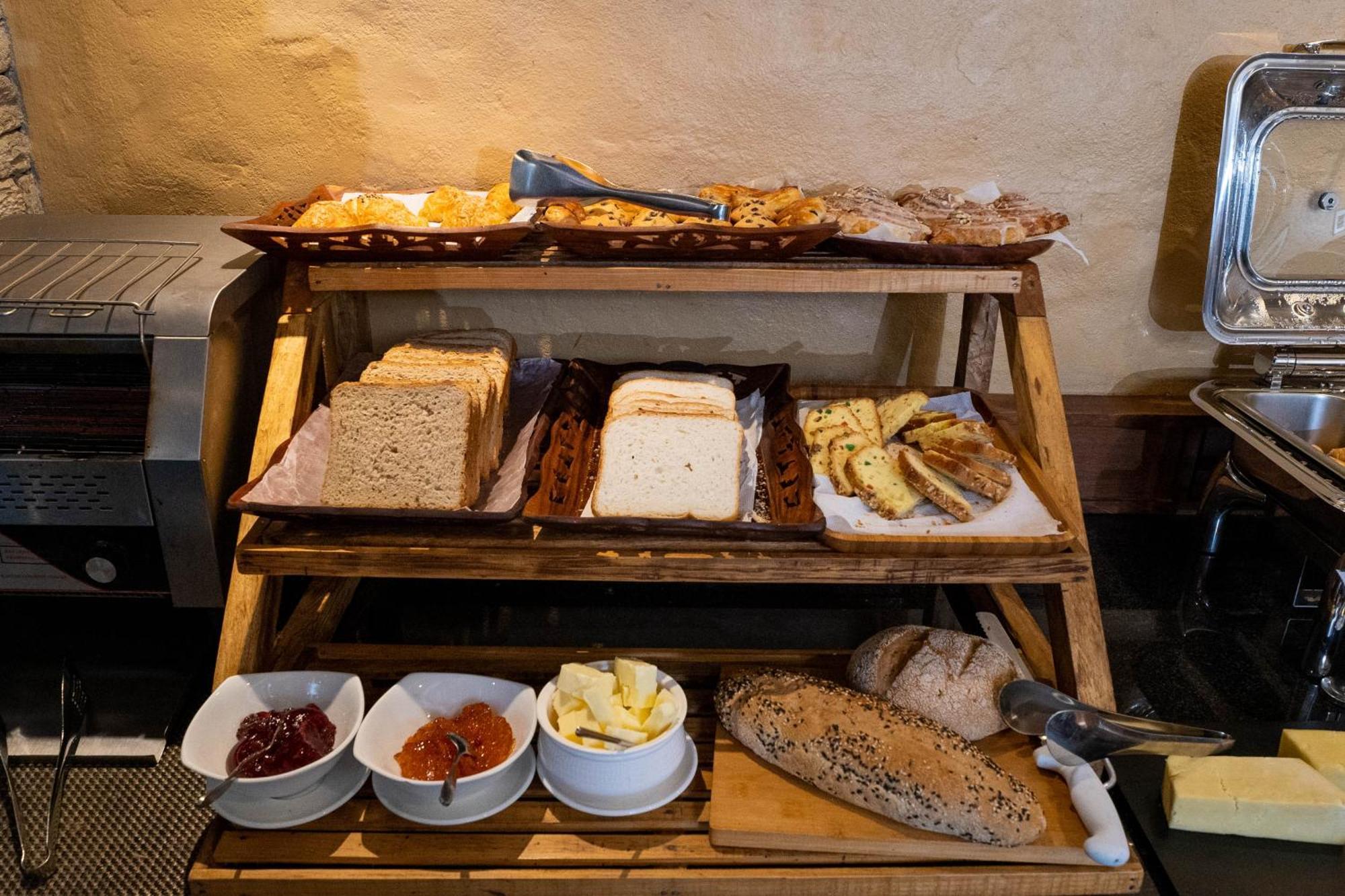 Bar Peepal Resort Pókhara Exteriér fotografie A selection of cheeses at a buffet