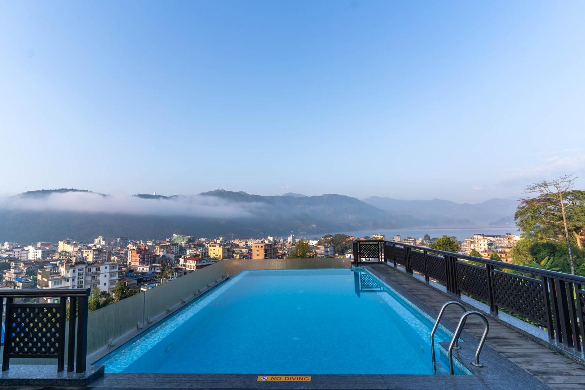 Bar Peepal Resort Pókhara Exteriér fotografie View of the city from the hotel