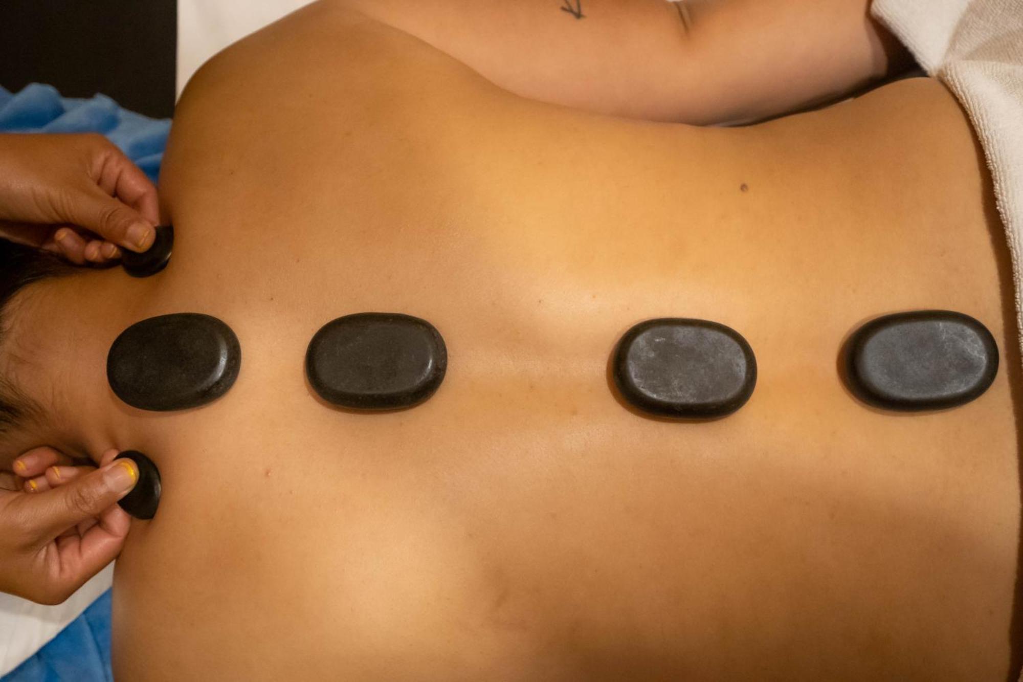 Bar Peepal Resort Pókhara Exteriér fotografie Hot stone massage