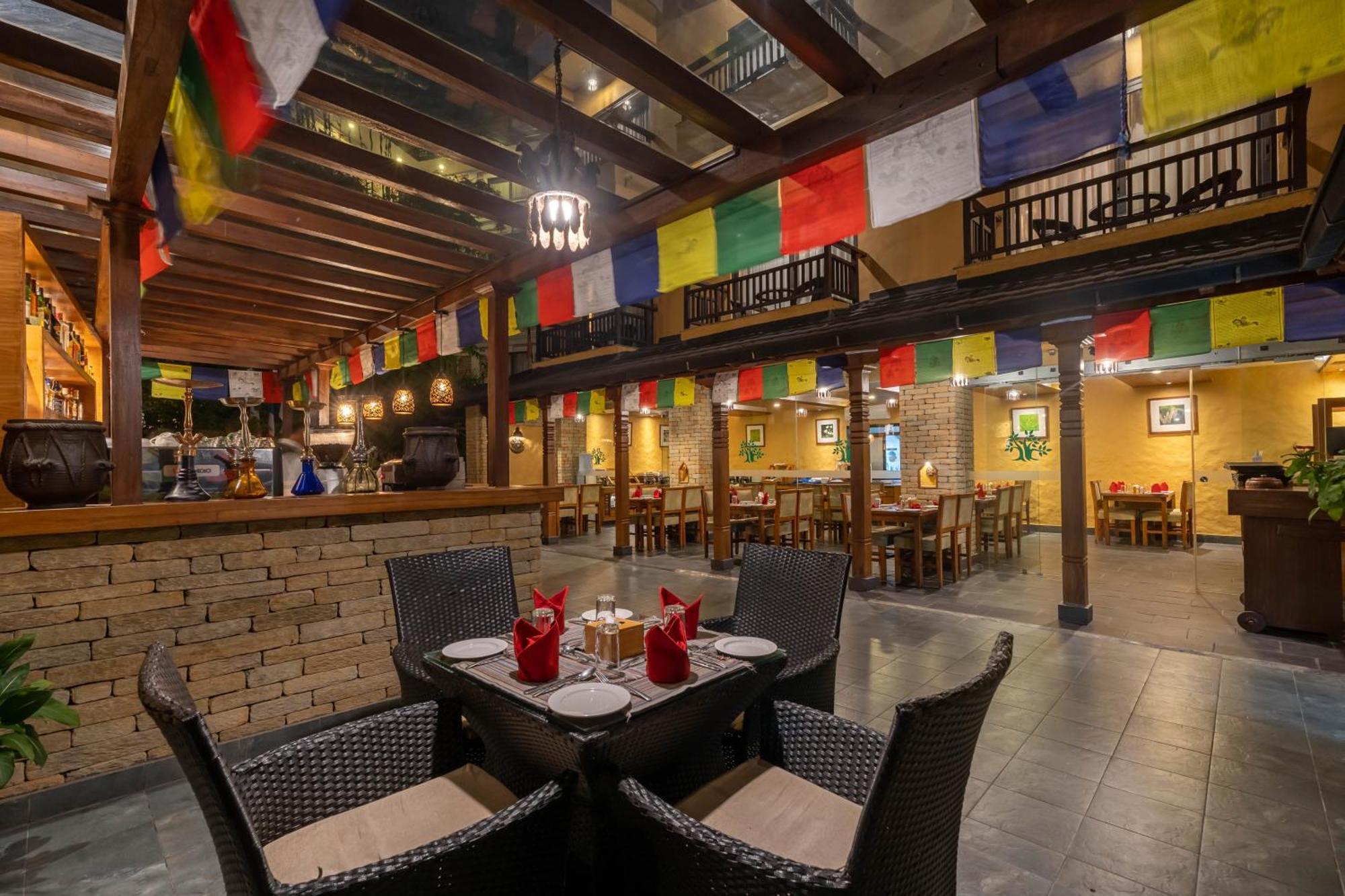 Bar Peepal Resort Pókhara Exteriér fotografie The interior of the restaurant