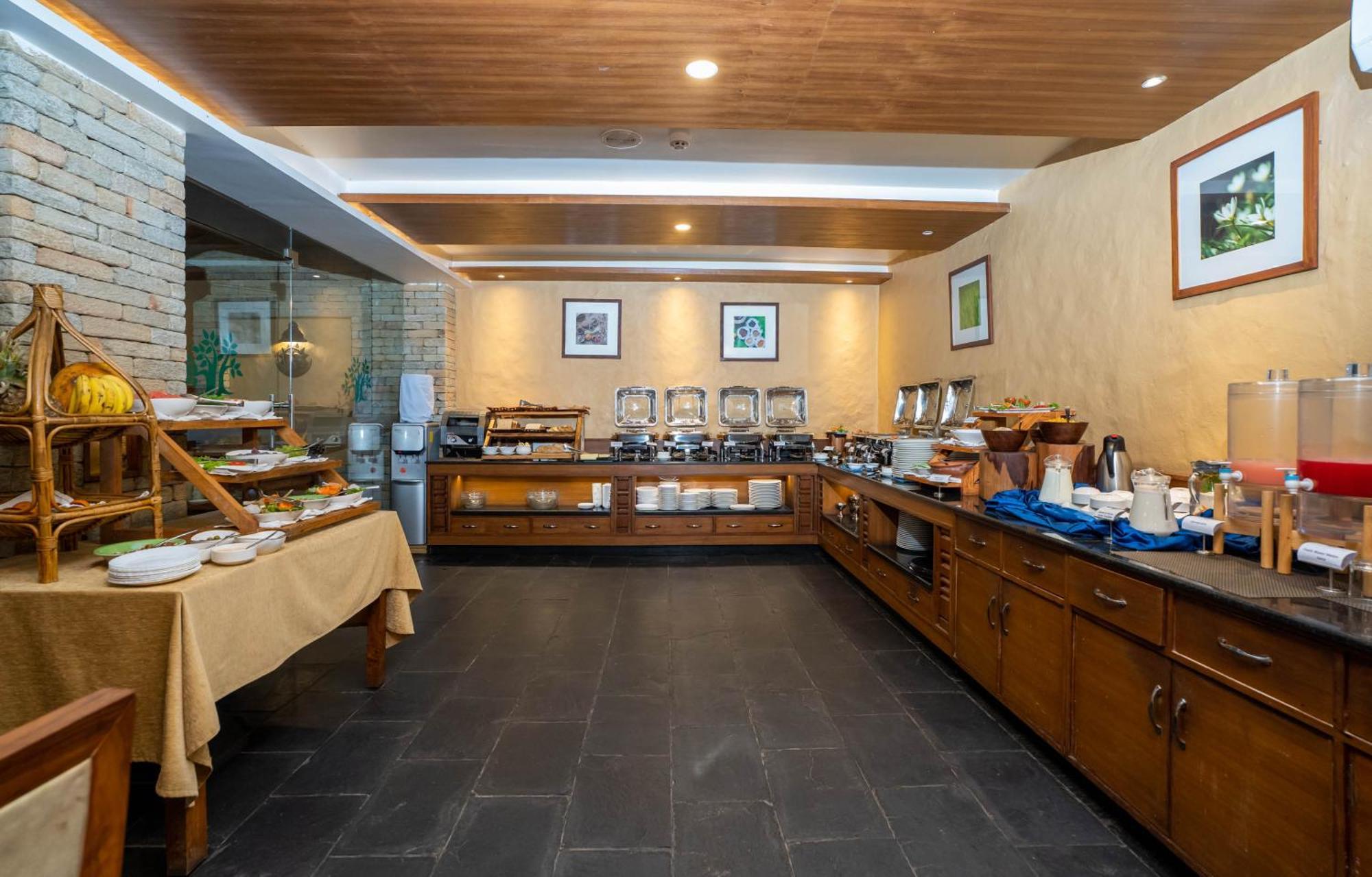 Bar Peepal Resort Pókhara Exteriér fotografie The buffet at the restaurant