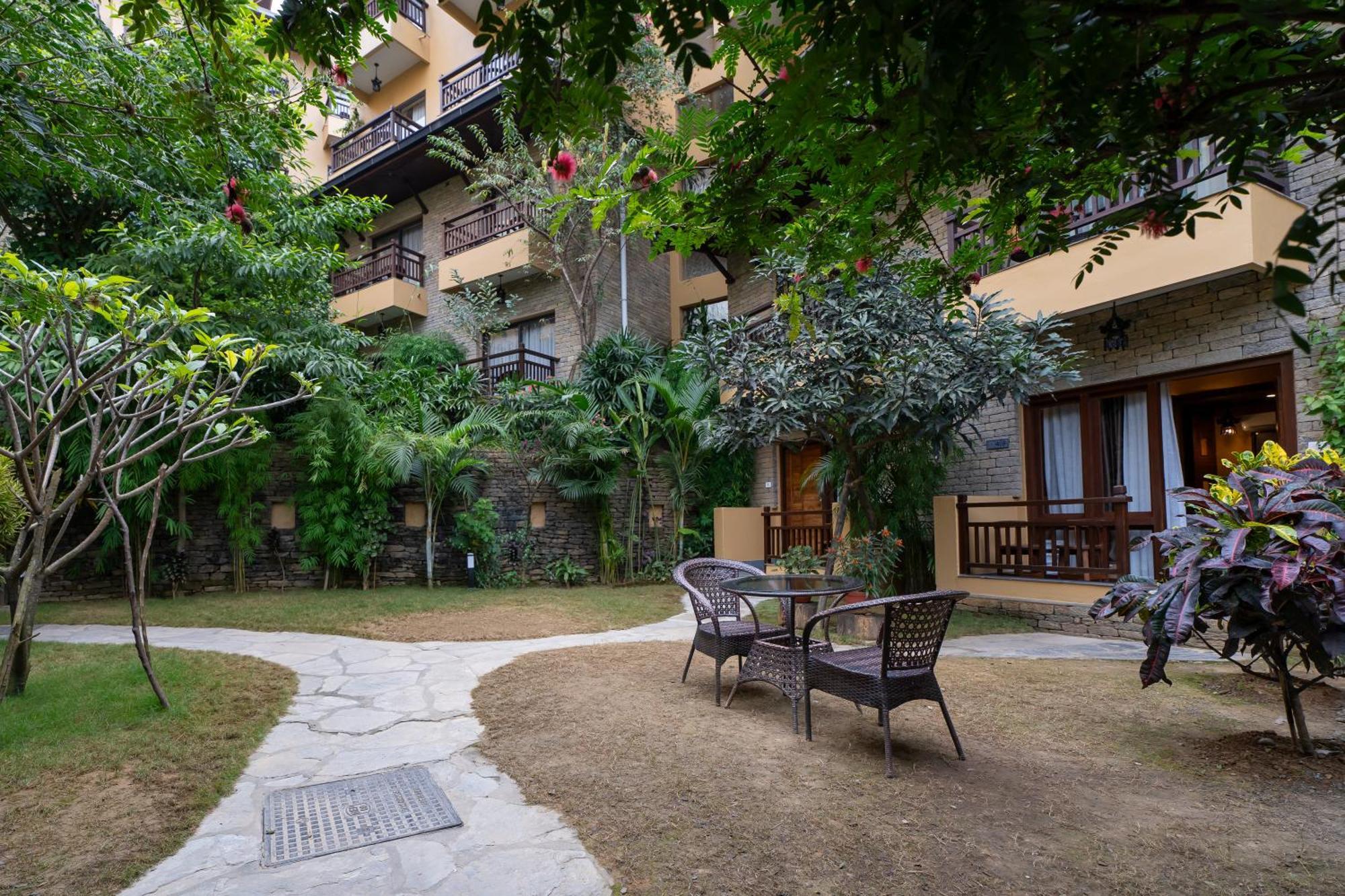 Bar Peepal Resort Pókhara Exteriér fotografie The hotel's garden